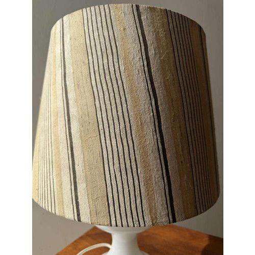 This table lamp from the 1960s was designed by the German designer Ingo Maurer for Design M. Maurer was known for his free...