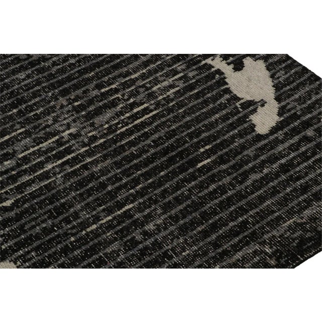 Rug & Kilim’s Distressed Modern Rug in Black Gray Geometric Pattern For Sale In New York - Image 6 of 7