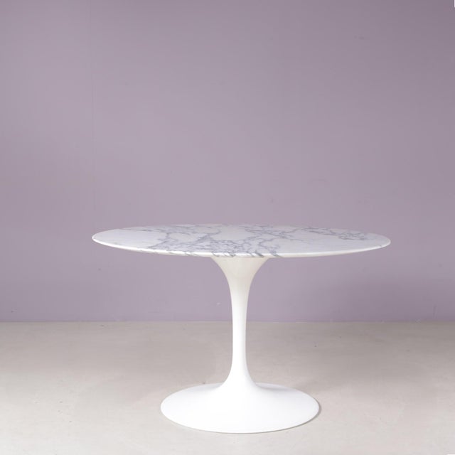 This elegant marble dining table was designed by the renowned finnish-american designer eero saarinen and produced by...