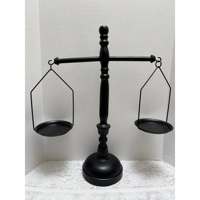 Large black metal decorative scale. Not a functional scale as the sides don’t go up and down, purely for decor purposes....