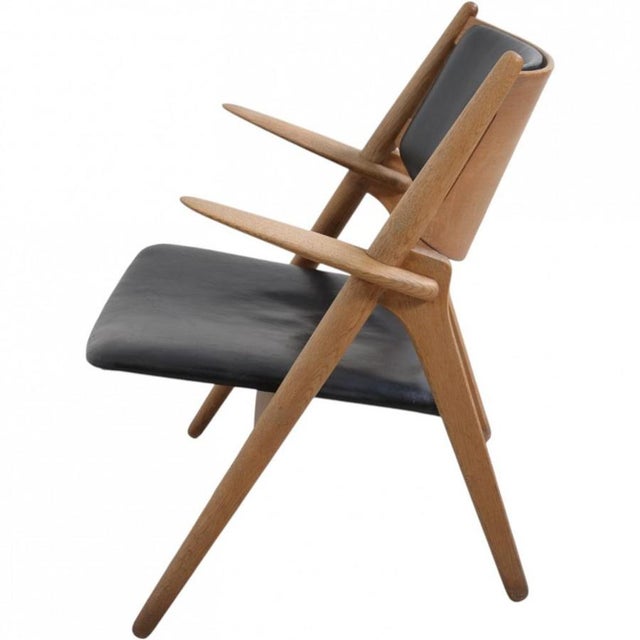 CH28 Sawback Lounge Chair in Oak and Black Leather by Hans Wegner, 1960s For Sale - Image 12 of 14