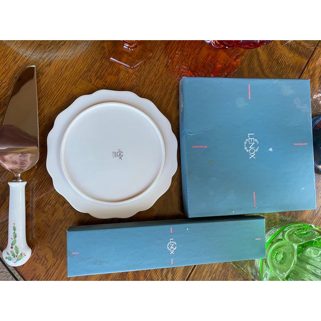 The Lenox Holiday collection is an iconic American seasonal pattern introduced in 1974. The 10 3/4" dessert server...