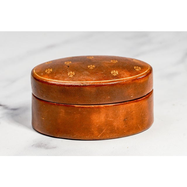 Brown Mid Century Gilt Fleur De Lis Oval Trinket Box, G. Fox & Co. Vintage Italian Leather Jewelry Box Luxury Home Decor For Sale - Image 8 of 12