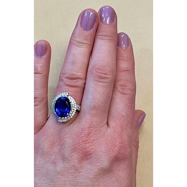 8.5 Carat Oval Tanzanite and 2 Carat Diamond Ring 18 Karat White Gold, Estat For Sale - Image 10 of 18
