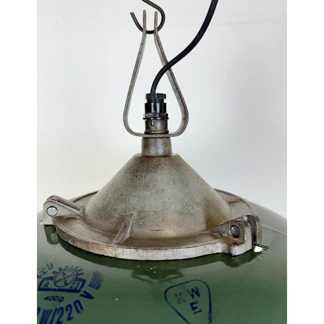 Mid-Century Modern Industrial Green Enamel Factory Pendant Lamp in Cast Iron, 1960s For Sale - Image 3 of 16
