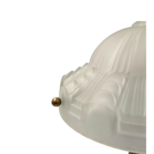 Important Art Deco Table Lamp France, ca. 1930s Moulded and decorated glass H 49 cm Diam. 35 cm Conditions: excellent,...