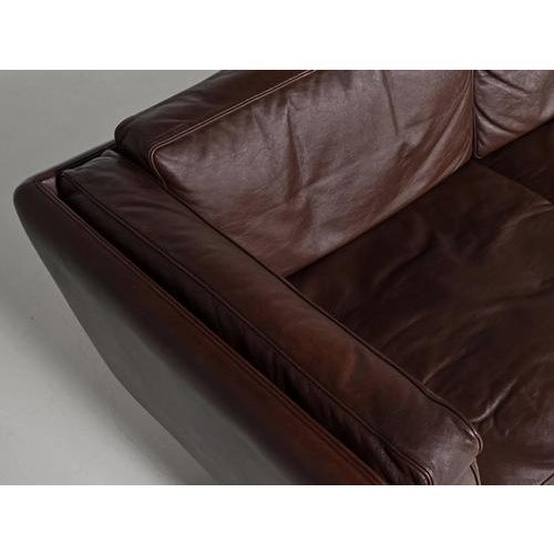Brown V11 Sofa in Brown Leather by Illum Wikkelsø, Denmark, 1960s For Sale - Image 8 of 10