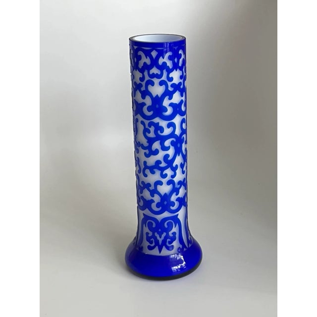 Vintage 1980s Peking Glass Overlay Vase 10¼″ Tall in Cobalt Blue & Frost Cameo Glass, Hand-Carved Crystal Brand, in the Style of Pilgrim Glass For Sale - Image 10 of 10