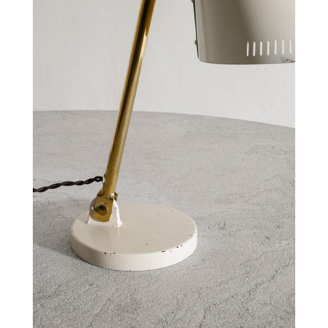 Finnish Mid-Century 9222 Desk or Table Lamp in White Lacquered Metal and Brass by Paavo Tynell, 1940s For Sale - Image 6 of 7