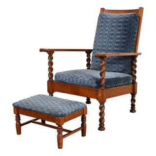 Stickley Brothers Antique Arts & Crafts Carved Oak Barley Twist Lounge Chair With Ottoman, Circa 1920s For Sale