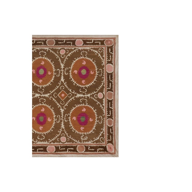 1960s Brown Suzani – Pink Orange Floral Pattern – Uzbek Boho Bedspread 7'5'' X 11'5'' For Sale - Image 5 of 15