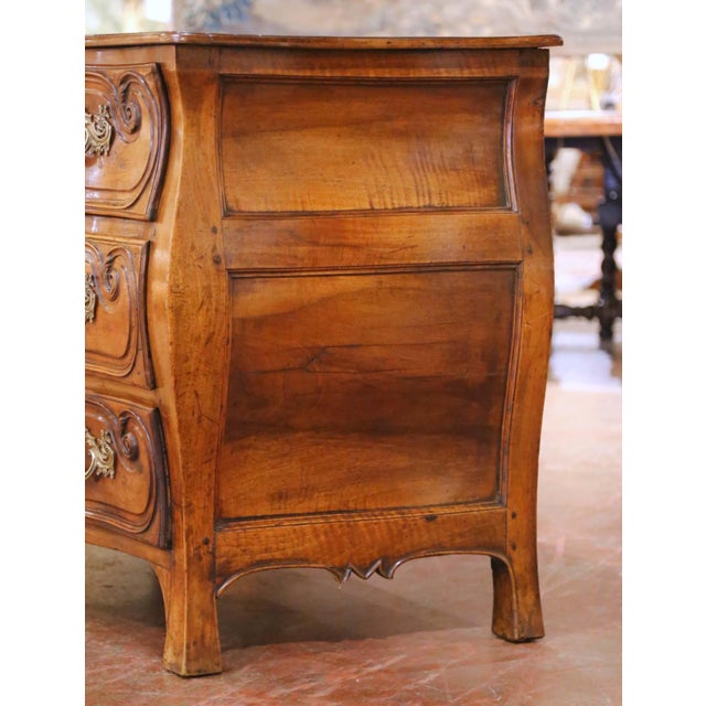 18th Century French Louis XV Walnut Serpentine “Commode Tombeau” From Bordeaux For Sale In Dallas - Image 6 of 13