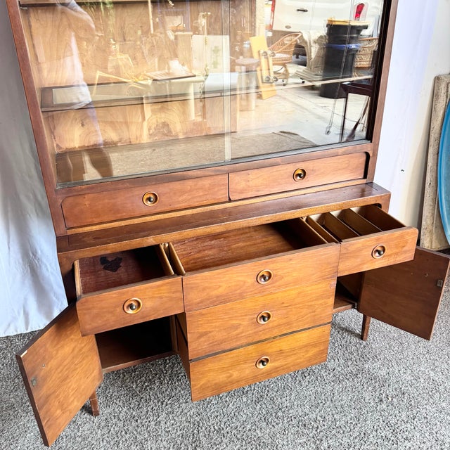 Drexel Mid 20th Century Modern Counterpoint Credenza With Hutch/China Cabinet by Drexel For Sale - Image 4 of 12