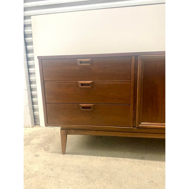 Mid-Century Modern Credenza Attributed to United Furniture . For Sale - Image 4 of 12