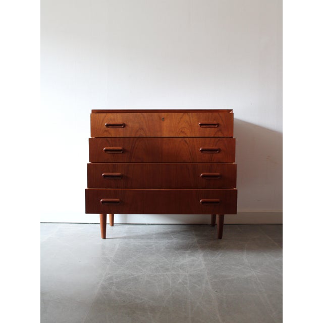 Vintage Danish Chest of Drawers in Teak, 1960s, in Very Good conditions. Designed 1960 to 1969