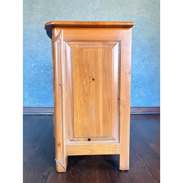 Ethan Allen Ethan Allen Collector’s Classic Serpentine Three Drawer Chest 13-93111 For Sale - Image 4 of 12