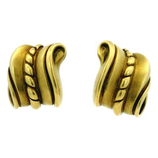 1980s Pair of Barry Kieselstein-Cord 1982 Omega Collection 18k Green Gold Scroll Earrings For Sale