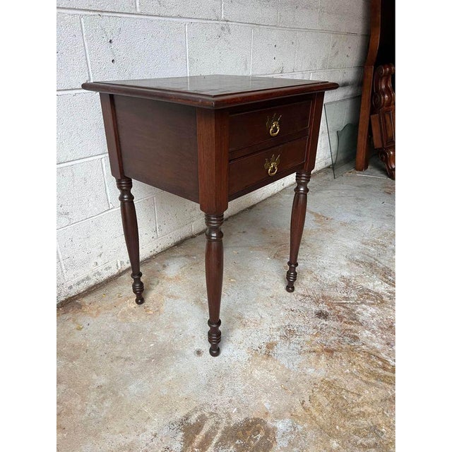 English Early 20th Century Antique Federal Style Mahogany Turned Leg Side Table With 2 Drawers. For Sale - Image 3 of 12