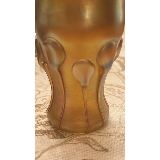 1900s Louis Comfort Tiffany Favrile Glass "Tadpole" Cabinet Vase- Art Nouveau, Signed on the Ground Pontil With "l.c.t.". For Sale - Image 6 of 9