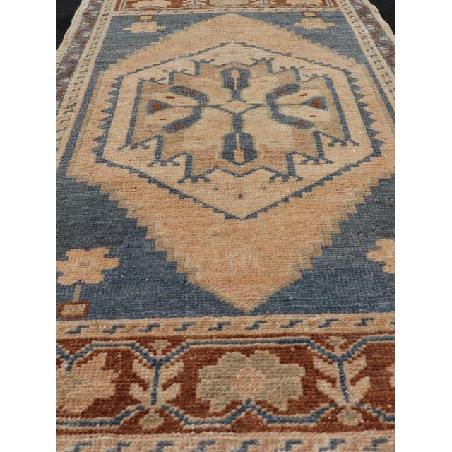 Vintage Turkish small Oushak Rug with All-Over Sub-Geometric Medallion Design. Keivan Woven Arts / rug EN-15930, country...