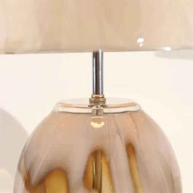 Pair of Vintage Blown-Glass Table Lamps with Lucite Bases, Caramel & Ivory, 1990s For Sale - Image 4 of 6