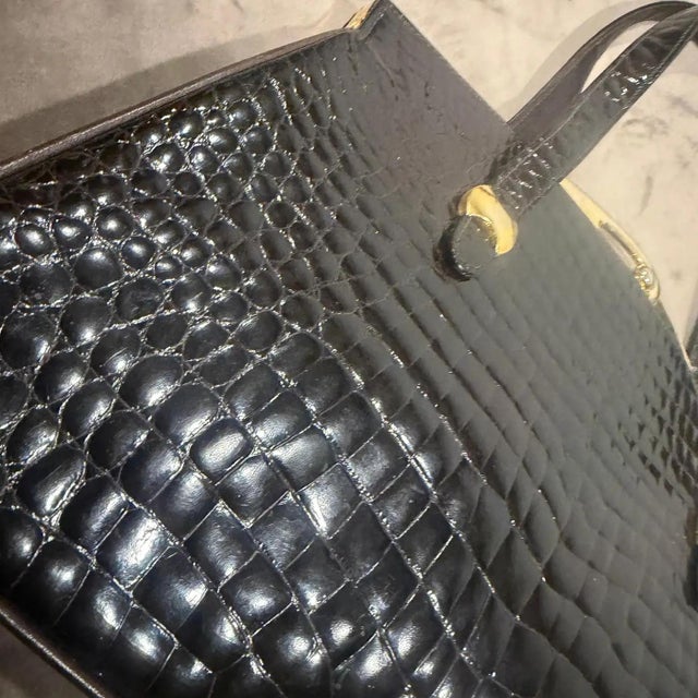 An Elegant 1960s Vintage Dark Brown Leather and Brass Clasp Italian Hand-Bag For Sale - Image 16 of 16