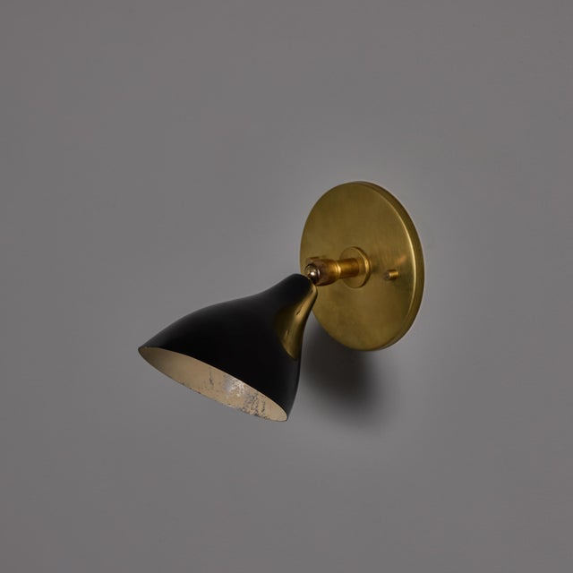 1960s Gino Sarfatti Model #26b Black and Brass Wall Lamp for Arteluce For Sale In Los Angeles - Image 6 of 18