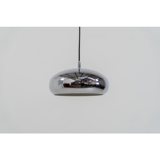 Chrome pendant lamp by Richard Carruthers for Ateljé Lyktan (Sweden, 1970s). A sleek and contemporary lamp that perfectly...