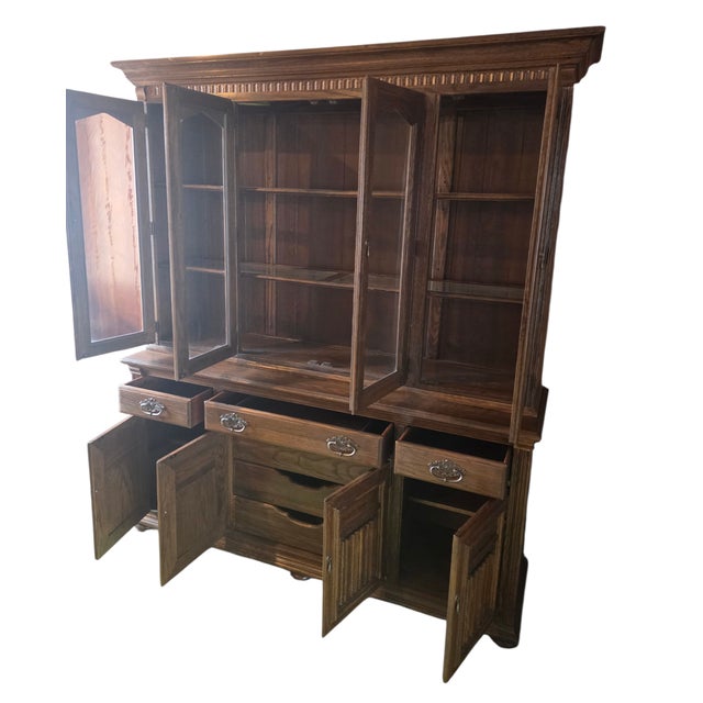 1970s 1970s Ethan Allen Jacobean Charter Oak Breakfront China Cabinet Hutch Display For Sale - Image 5 of 11