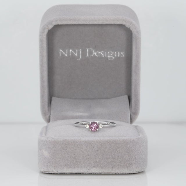 Modern Purple Spinel Ring With Earth-Mined Diamond Accents in Solid 14k Gold, Round 5mm, Size 6.75 For Sale - Image 3 of 9