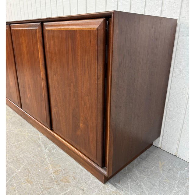 Mid-Century Modern Mid-Century Modern Dillingham Walnut Sideboard For Sale - Image 3 of 8