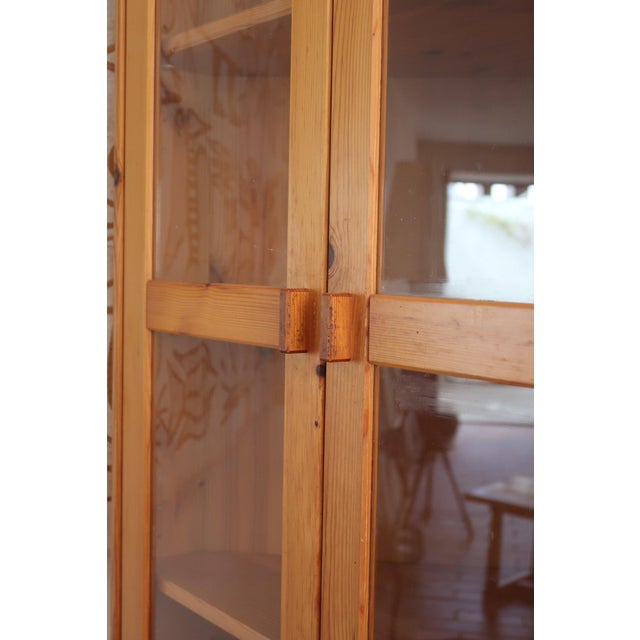 Beige French Pine Glazed Bookcase in the style of Maison Regain, 1980s For Sale - Image 8 of 15