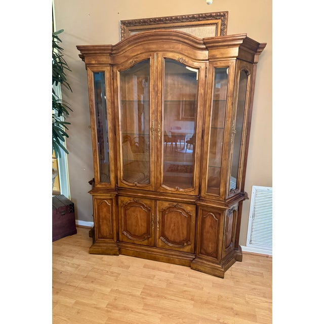 Drexel Heritage 1980s Drexel Heritage French Provincial Dining China Cabinet– Touraine Collection For Sale - Image 4 of 7