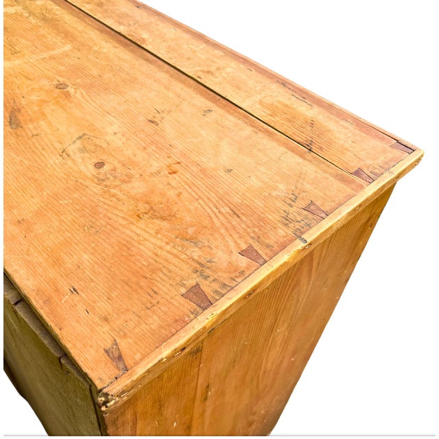 American Primitive Pine Chest of Drawers With Porcelain Knobs, 19th Century For Sale - Image 9 of 10