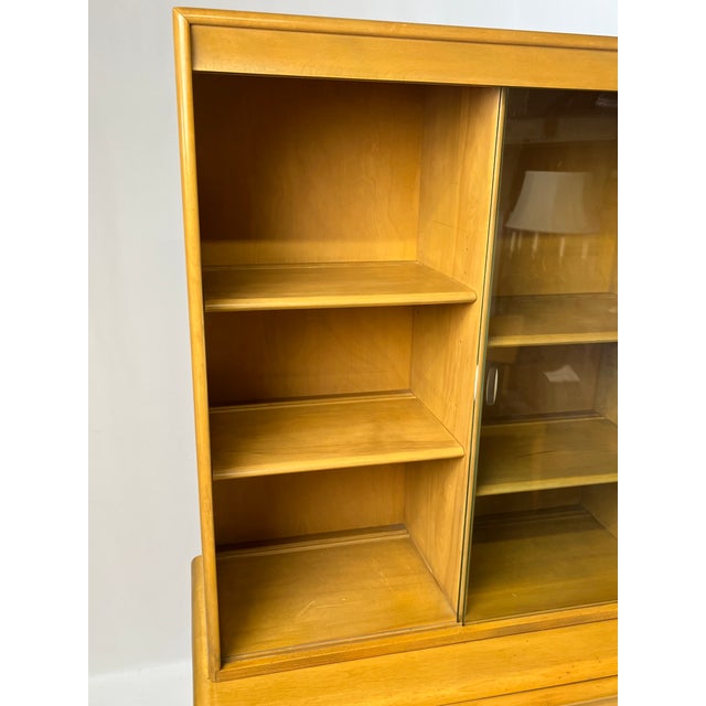 Mid-Century Modern Heywood-Wakefield Wheat "Encore" Solid Birch China Cabinet & Hutch – Model M593 (1952) For Sale - Image 9 of 18
