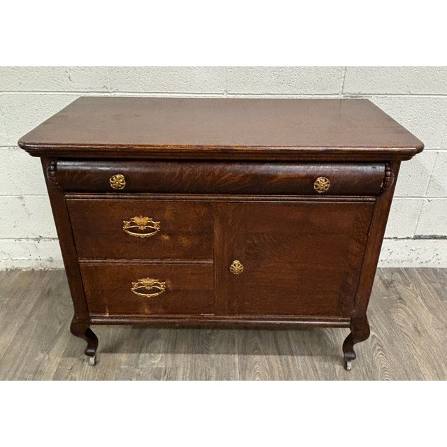 Late 19th Century Antique Victorian or Edwardian Quarter Sawn Tiger Oak Sideboard Buffet Console For Sale - Image 5 of 10