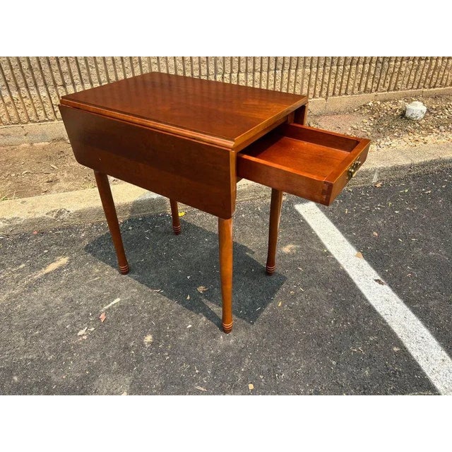 Mid 20th Century Pair of Vintage American Traditional Style Solid Cherry with 1 Drawer Pembroke Drop Leaf Tables For Sale - Image 9 of 11