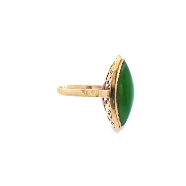 1970s 14k Yellow Gold Green Jade Cabochon Statement Ring, Size 8 For Sale - Image 4 of 13