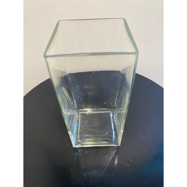 This elegant clear glass vase features a modern, rectangular design with a clean, square base. Its minimalist aesthetic...