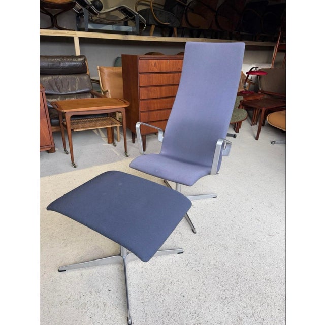 Set of Oxford Swivel Lounge Chair and Ottoman by Arne Jacobsen for Fritz Hansen For Sale - Image 13 of 17