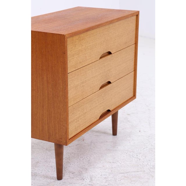 Vintage chest of drawers with three spacious drawers and beautiful teak grain. The understated design with integrated...