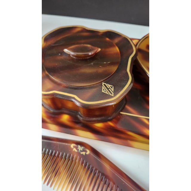 Brown Art Deco Pyralin “La Belle” Tortoiseshell Vanity Dressing Set, Circa 1930s, Usa For Sale - Image 8 of 17