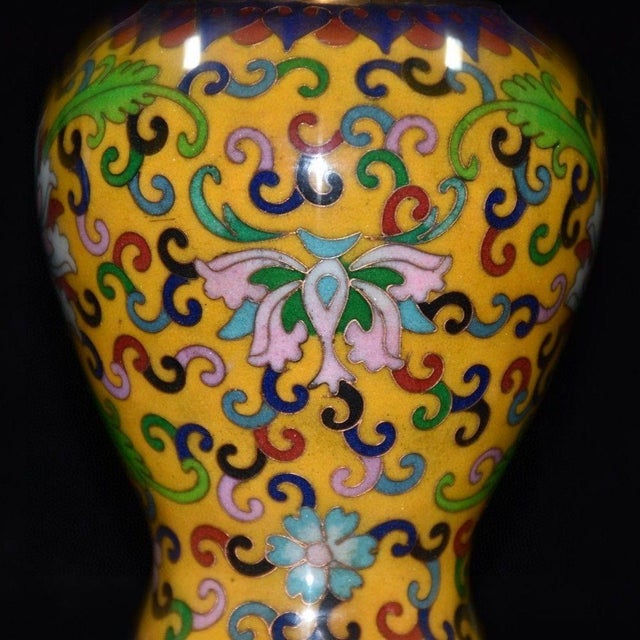 Large Vintage Chinese Yellow Ground Cloisonné Ginger Jar With Lotus Motif & Copper Finial For Sale - Image 4 of 9
