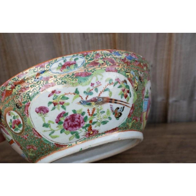 19th Century Chinese Qing Dynasty Famille Rose Canton Covered Bowl For Sale - Image 12 of 18