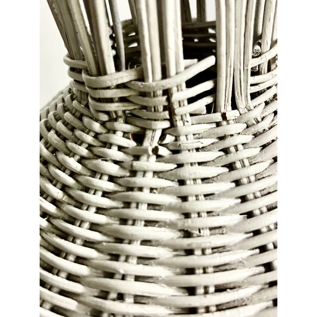 Vintage White Wicker Table Lamp With Matching Woven Shade – Coastal Boho Mid-Century Style 31.5” Tall For Sale - Image 12 of 18