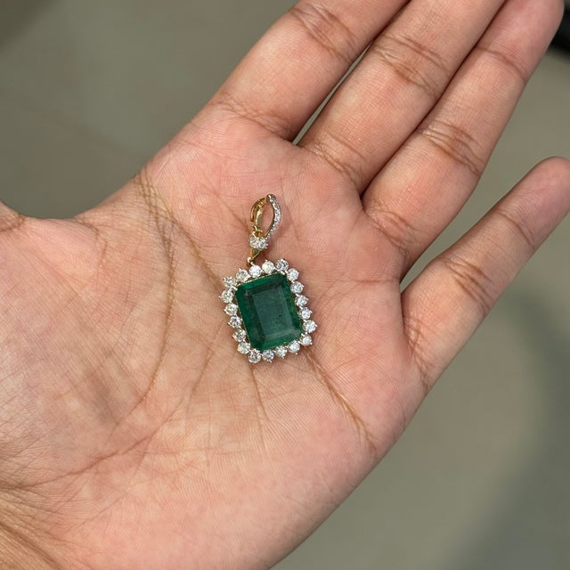 Contemporary 14k Yellow Gold 9.95ct Octagon Emerald and 1.25ct Diamond Halo Enhancer Pendant For Sale - Image 3 of 16
