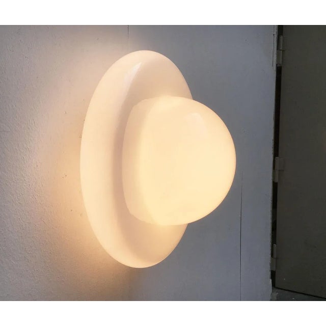 Ceiling or wall lamp of Italian origin. Striking are the soft curves of the diffuser. This is made entirely of glass and...