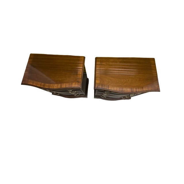 Late 20th Century Heritage Furniture Serpentine Front Nightstands With Bombe-Inspired Curves – Pair For Sale - Image 9 of 11
