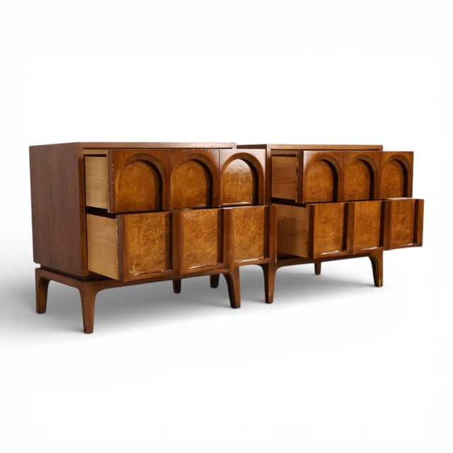 Brown Thomasville Burlwood Mid-Century Modern Sculptural Pair of Nightstands, C. 1960s, Attributed For Sale - Image 8 of 11