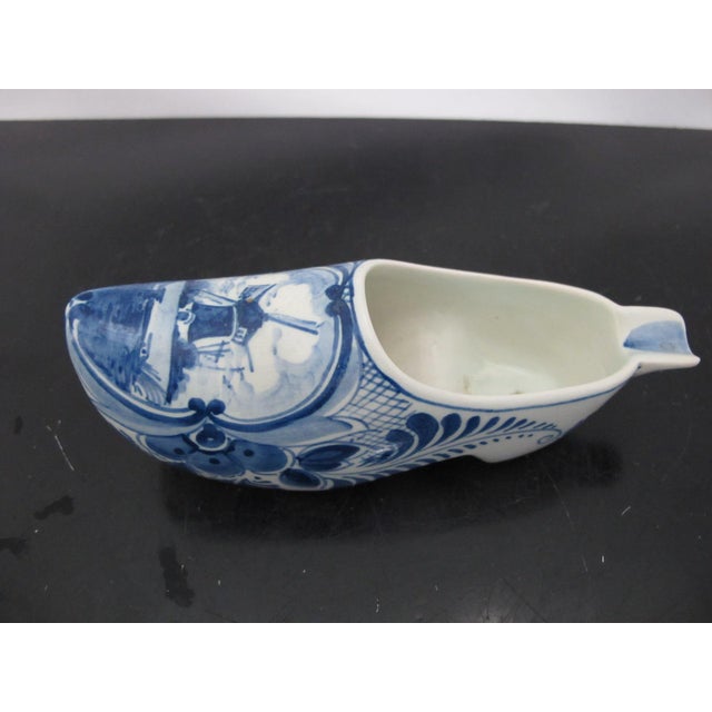 Delft Holland Blue ceramic clog-shaped ashtray. Hand-painted in traditional cobalt blue floral and windmill motif on white...